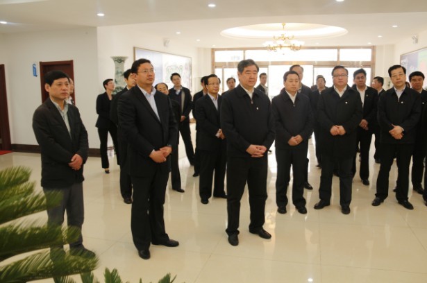 省委副书记王军民�?��考察组在市委书记孙述涛等人的陪同下参�?2349呼叫中心