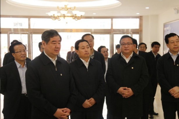 省委副书记王军民�?��考察组在市委书记孙述涛等人的陪同下参�?2349呼叫中心