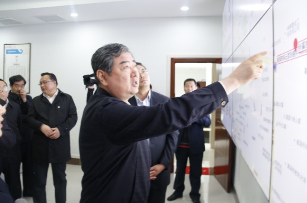 省委副书记王军民�?��考察组在市委书记孙述涛等人的陪同下参�?2349呼叫中心