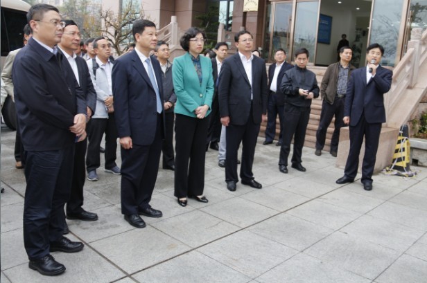 广州市委副书记�?市长陈建华带领政府�?察团�?��41人就“三旧�?改�?问题对我区进行�?察�