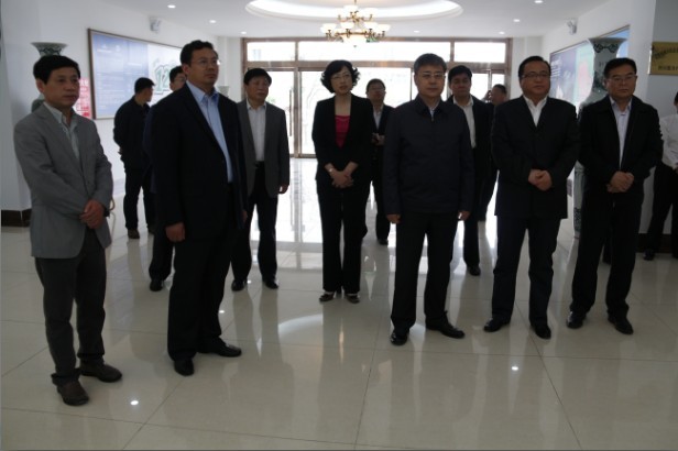 山东省委副书记�?代省长郭树清�?��实地参观12349