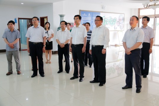 团中央书记处第一书记秦宜智来威调�?