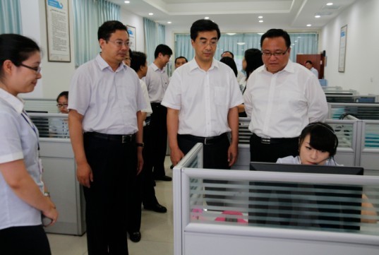 团中央书记处第一书记秦宜智来威调�?