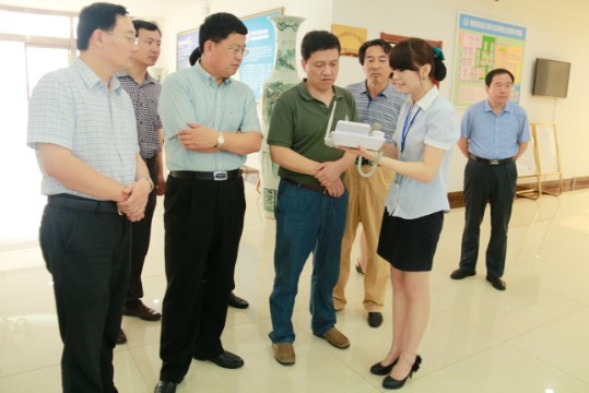 省民间组织管理局领导来中心检查指导工�?