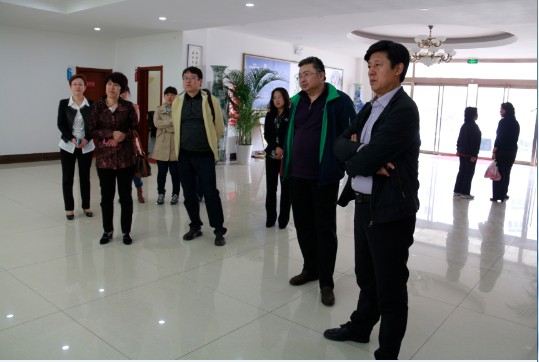 大众日报社威海站站长来中心实地参�?