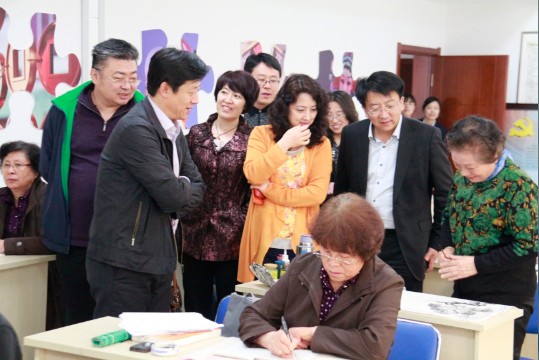 大众日报社威海站站长来中心实地参�?