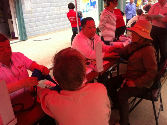 12349便民服务活动走进温泉�?