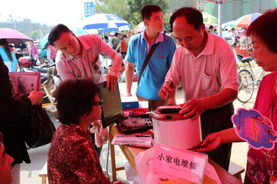 “创先争优展风采,志愿服务创文明�?-12349便民服务走进张村�?