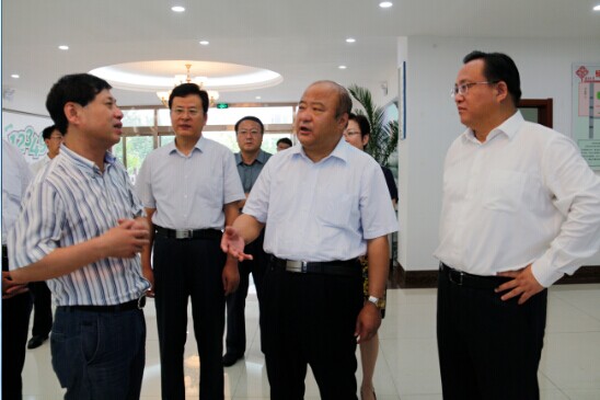 临沂市委书记张少军一行来我中心参�?