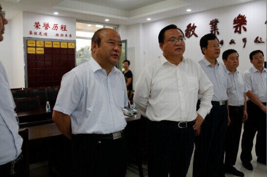 临沂市委书记张少军一行来我中心参�?